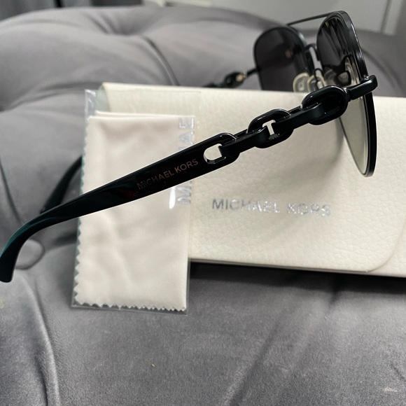 New Michael Kors Aviator Sun Glasses 👓 Case and new cloth included - Picture 4 of 4
